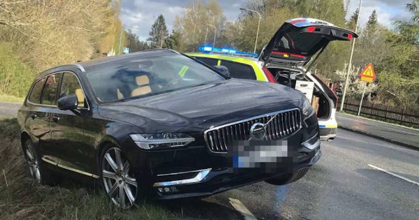 Polis körde rattfull, kraschade i diket och viftade med pistol