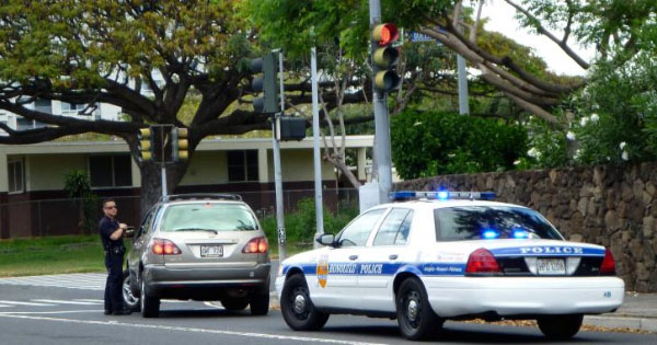 Polisen ber 27-åringen stanna: När hon pekar mot passagerarsätet får hon kalla kårar längs ryggen