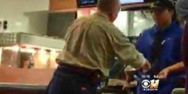 Kunder ser mystisk man ge något till McDonalds-anställd – plötsligt upptäcker de vad det är