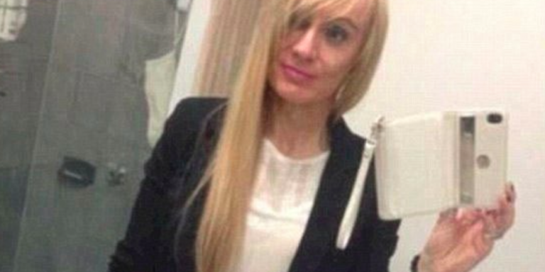 Kvinna lägger ut selfie på nätet: Har glömt att ”städa lite” i bakgrunden