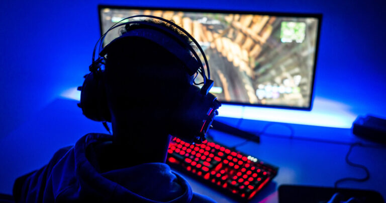 Sonen spelade för länge – vad pappan gjorde då har delat byn i två olika läger