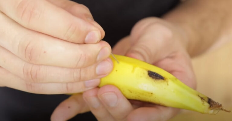 Han sticker en nål i bananen och se vad som händer – det här knepet är superpraktiskt!