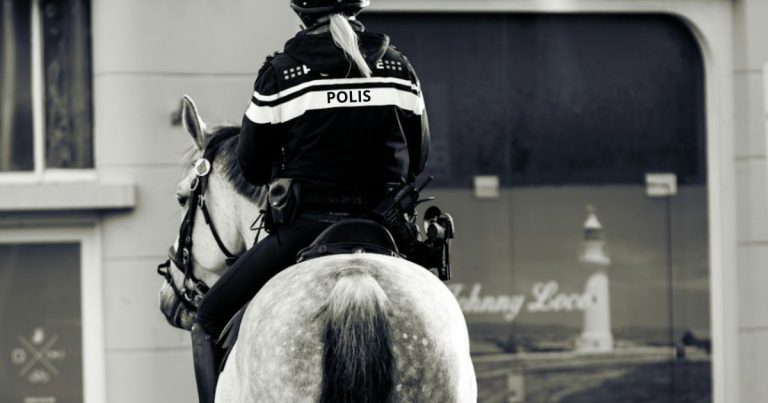 Fräckis: Ridande polisen stoppar lille Anton på cykel – pojkens reaktion får henne att gråta av skratt
